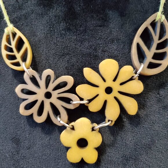 COOKIE LEE Womens Yellow Gold Charms Flower with Lobster Clasp Pendant Necklace - Picture 4 of 8